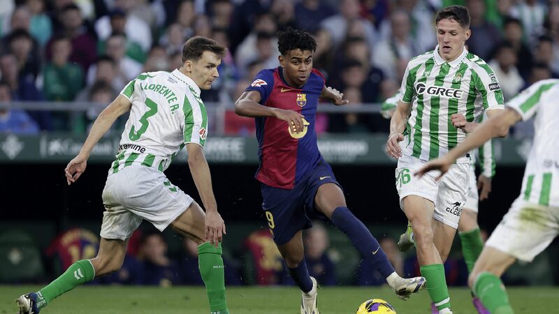 Thrilling Soccer Showdown: Barcelona Draws, Real Madrid Closes the Gap! Barca held to 2-2 at Betis, Real close on leaders with win at Girona