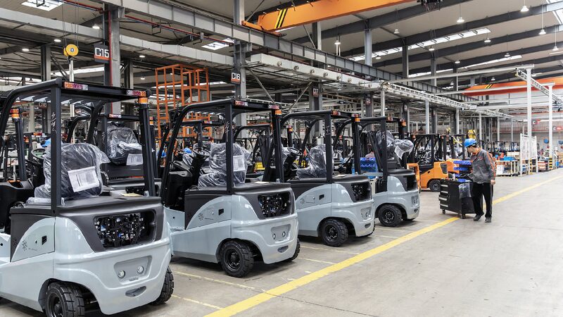 China’s Factories Are Speeding Up Again! ๐ China's factory activity expands for second month in November