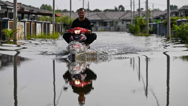 Severe Floods Hit Malaysia and Thailand: Over 30 Lives Lost Death toll from floods in Malaysia, S Thailand rises above 30