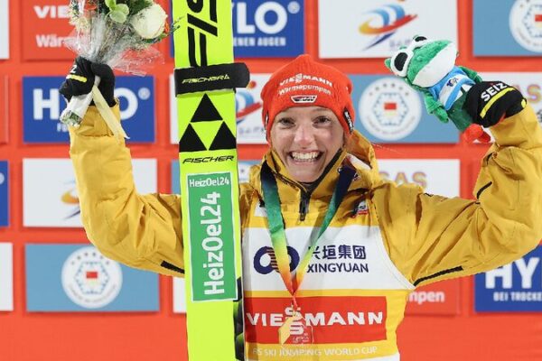 Germany’s Katharina Schmid Soars to Victory at Ski Jumping World Cup! 🥇 Germany's Schmid wins women's normal hill at Ski Jumping World Cup