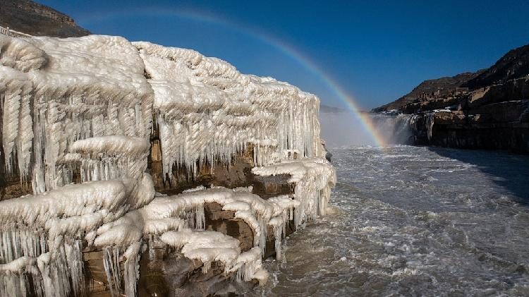 Hukou Waterfall wows visitors with stunning icy views