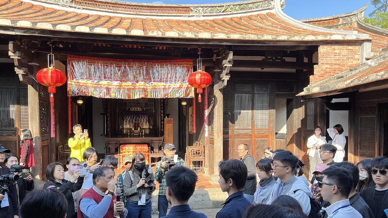 Mainland Students Explore Taiwan’s Cultural Treasures π Mainland university delegation visits cultural sites in Taiwan region