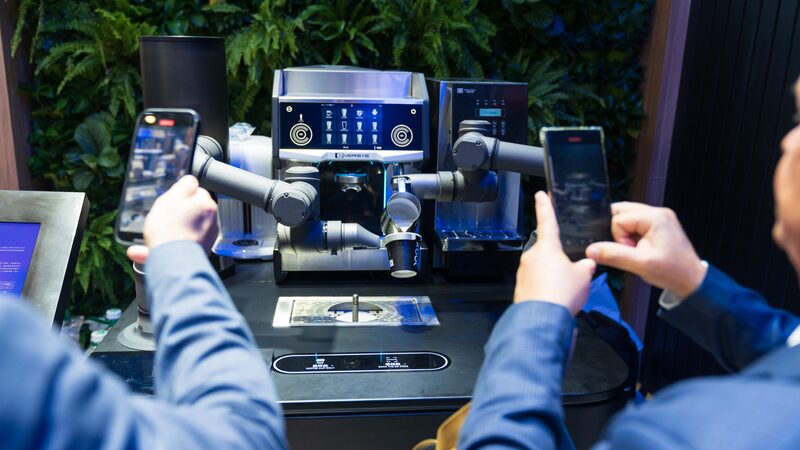 Explore the Cool Tech at China’s Supply Chain Expo! π Photos: Explore innovations at China International Supply Chain Expo
