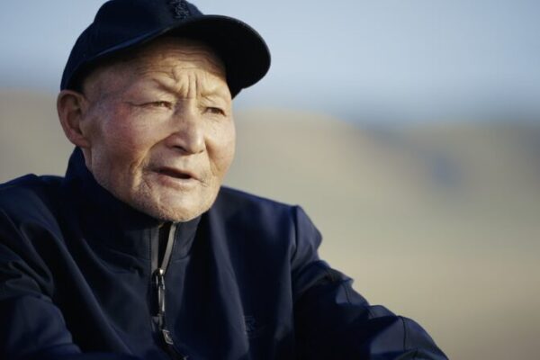 83-Year-Old Grandpa Wei Guards Border for 60 Years, Passes Torch to Daughter Proudly standing guard for 60 years
