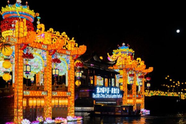 Qinhuai Lantern Festival Lights Up Nanjing’s Night Sky! ๐ Qinhuai Lantern Festival shines in Nanjing