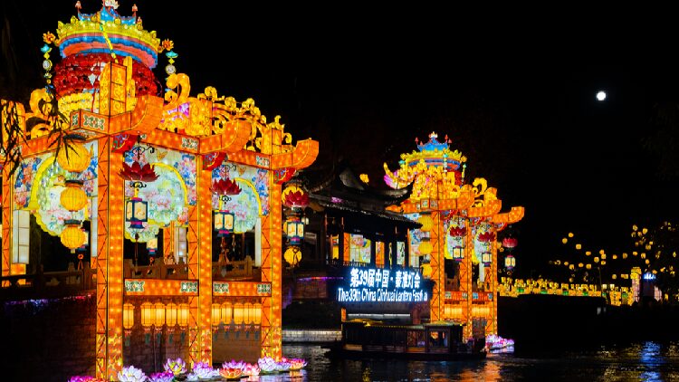 Qinhuai Lantern Festival shines in Nanjing