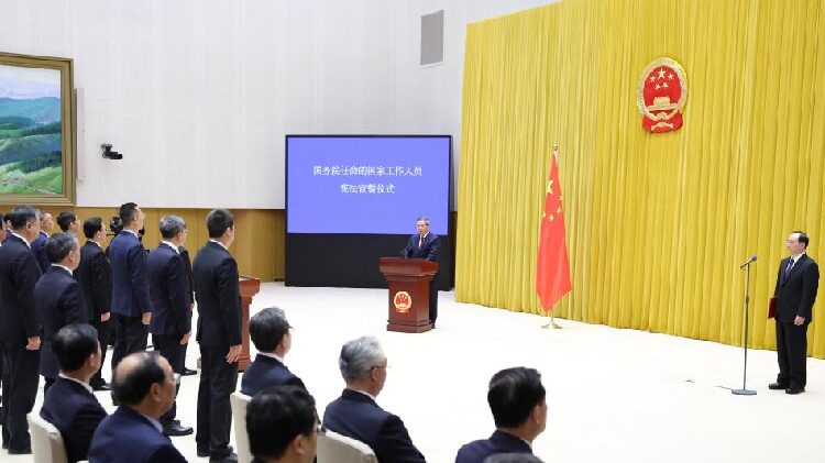 Senior_Chinese_officials_pledge_allegiance_to_Constitution - My Global News: Young Voices Senior Chinese officials pledge allegiance to Constitution