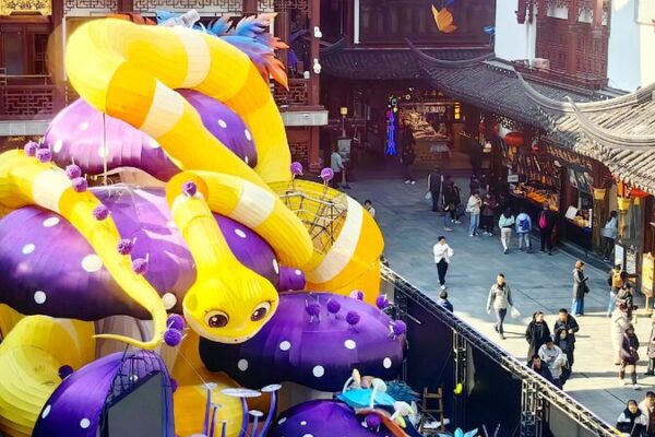 Shanghai’s Yuyuan Garden Lights Up with Snake Lanterns for Year of the Snake! ๐โจ Snake-shaped lantern installation set up at Yuyuan Garden in Shanghai