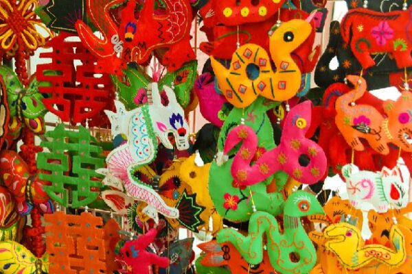 Slithering Into Spring Festival: Shanghai’s Snake Decorations Light Up Markets Snake-themed decorations fill Shanghai markets