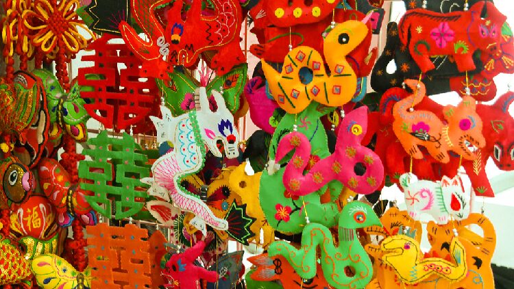 Snake-themed_decorations_fill_Shanghai_markets - My Global News: Young Voices Snake-themed decorations fill Shanghai markets