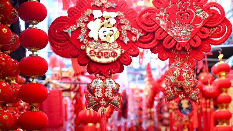 Bustling 'nianhuo' market adds to the festive atmosphere in Hefei