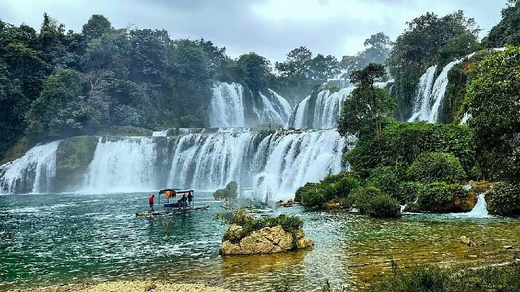 Detian_Falls_charms_tourists_in_Chongzuo - My Global News: Young Voices Detian Falls charms tourists in Chongzuo