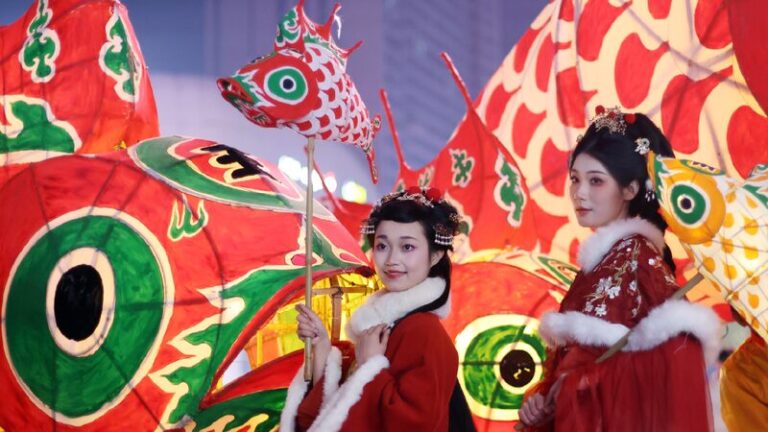 Giant fish-shaped lantern parade steals the show in Nanjing