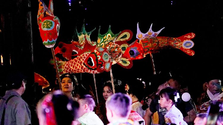 Lantern dance in China's southernmost city celebrates Spring Festival