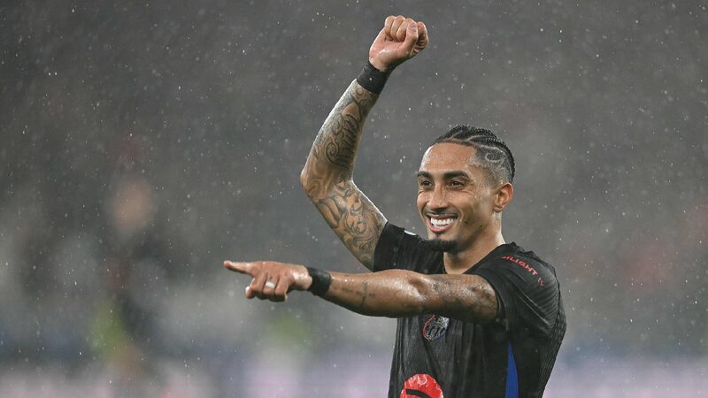 Late Raphinha strike earns Barca 5-4 win at Benfica and last-16 spot