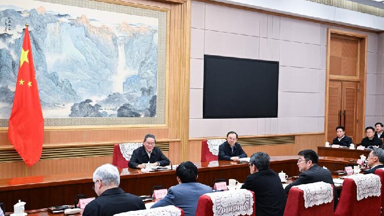 Li Qiang chairs symposium to hear opinions on draft govt work report
