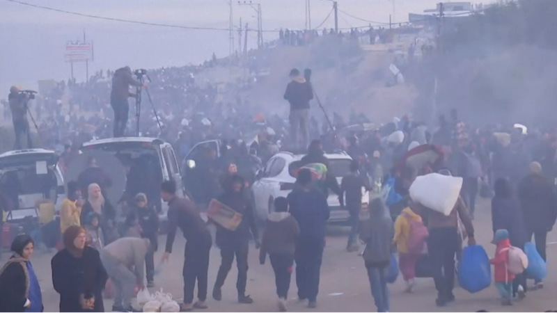 Live: Displaced Palestinians start making their way back to Gaza City video poster