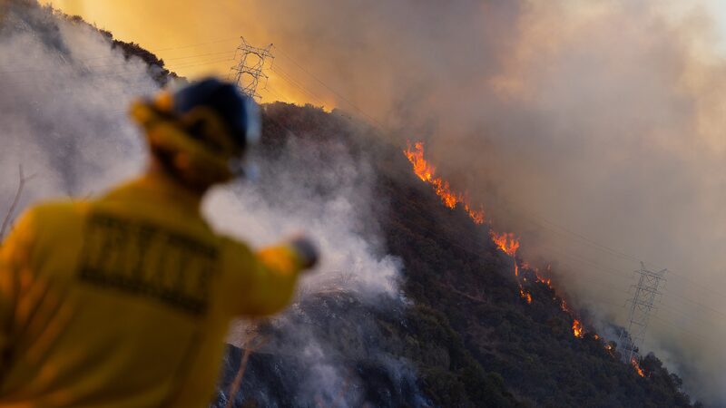 Los_Angeles_races_to_contain_wildfires_before_high_winds_return - My Global News: Young Voices Los Angeles races to contain wildfires before high winds return