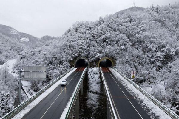 Big Snowstorm in China Causes Travel Delays and Snowy Fun! ❄️ Major cold front disrupts travel in China, alerts issued