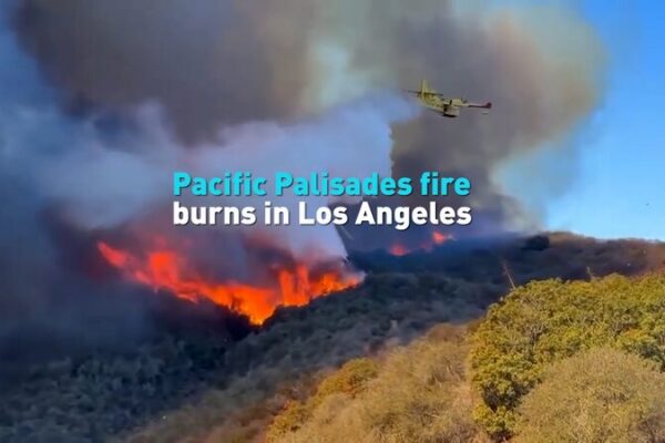Wildfire in Los Angeles: 30,000 People Evacuate! Pacific Palisades fire burns in Los Angeles video poster