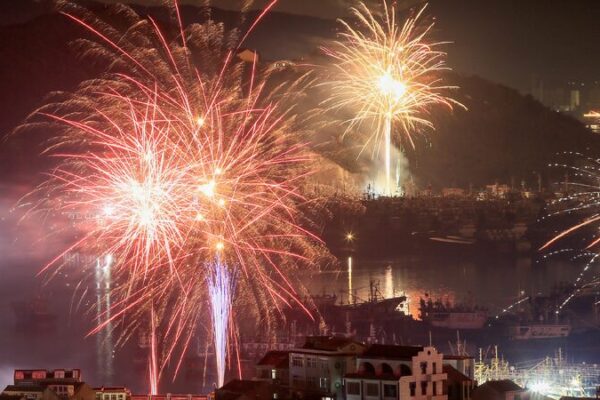 China Welcomes Year of the Snake with Spectacular Fireworks! ππ People welcome Chinese New Year with dazzling fireworks