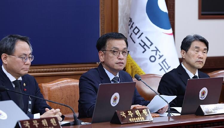ROK_interim_leader_refuses_to_accept_presidential_aides_resignations - My Global News: Young Voices ROK interim leader refuses to accept presidential aides' resignations