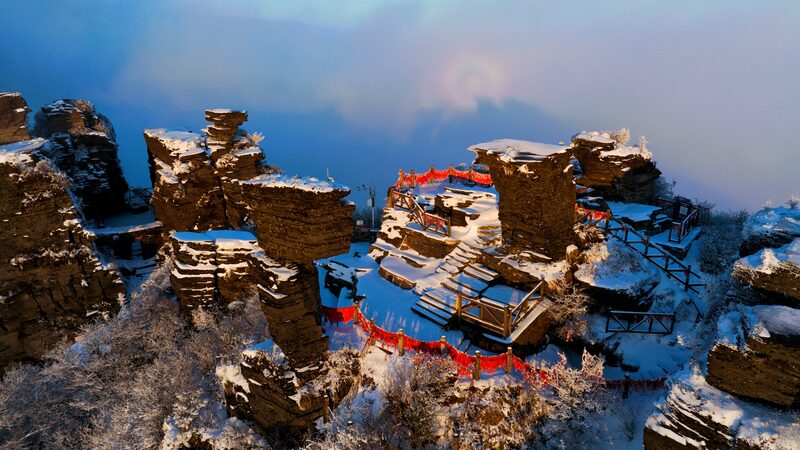 Rare optical phenomenon cast on Fanjing Mountain