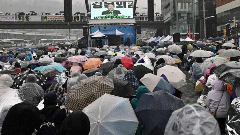 South Korean protesters rally for, against Yoon's arrest