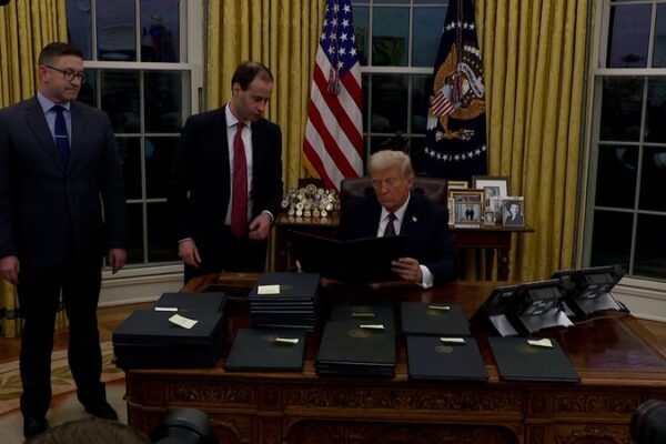 Trump suggest 25% tariffs on Canadian, Mexican goods in February video poster