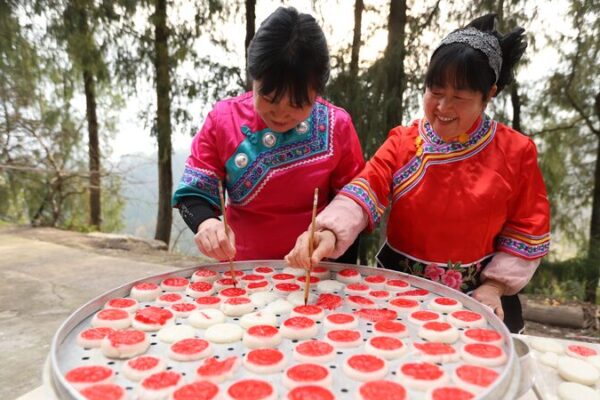 Tujia People Welcome the New Year with Colorful Cakes! 🎉 Tujia people prepare traditional food for New Year celebration