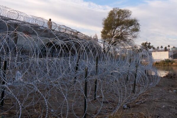 More U.S. Troops Head to the Mexico Border ๐บ๐ธ๐ง U.S. troop deployment increases at U.S.-Mexico border video poster