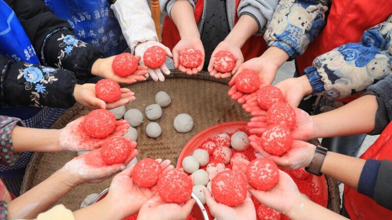 Villagers in Guizhou make sticky rice cakes ahead of Chinese New Year