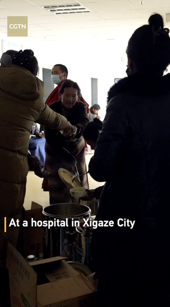 Warm-hearted volunteers deliver hot food to Xigaze hospital video poster