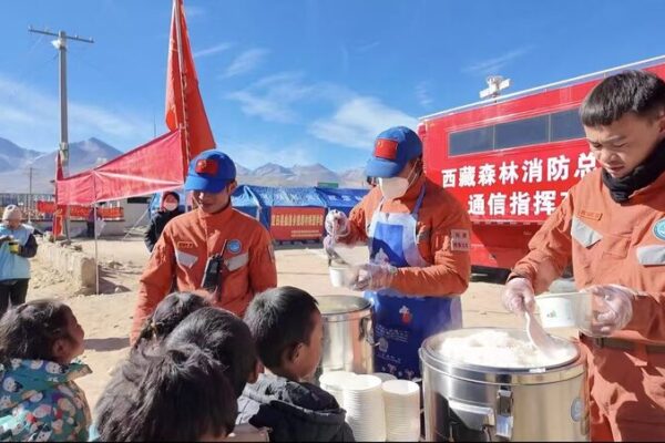 Heroes in Aprons: Firefighters Cook Lunch for Quake-Hit Villagers in Xizang Watch: Firefighters make lunch for quake-affected villagers in Xizang video poster