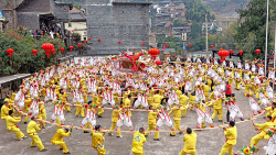 Wooden stool dragon dance welcomes 2025's Chinese New Year