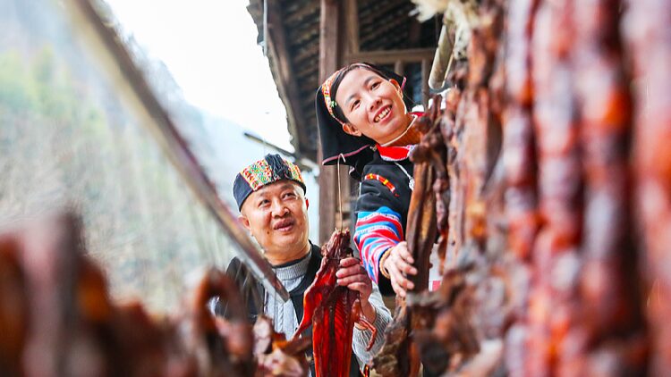 Yao people prepare traditional delicacy for Spring Festival