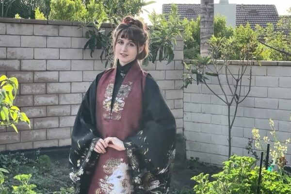 American Teen Shares Love for Hanfu, Bridging Cultures ππ American girl devoted to studying hanfu promotes cultural exchanges video poster