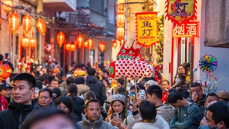 Chinas_2025_Spring_Festival_sees_record-breaking_travel_consumption - My Global News: Young Voices China's 2025 Spring Festival sees record-breaking travel, consumption