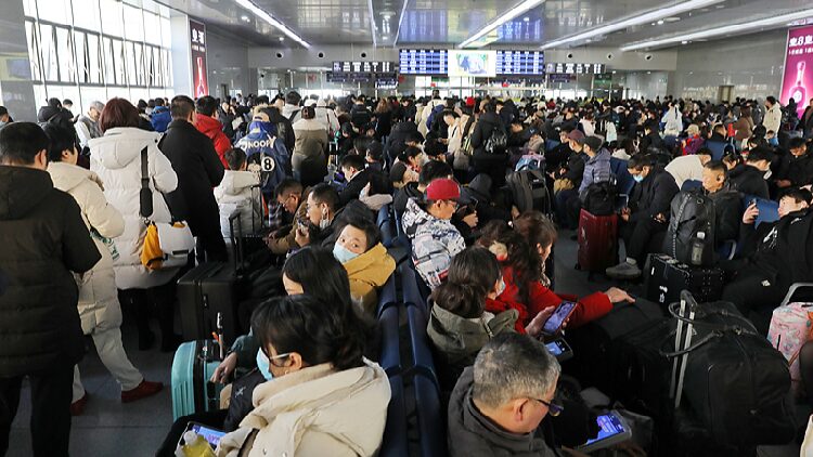 China's daily trips exceed 300 mln on day 4 of Spring Festival holiday