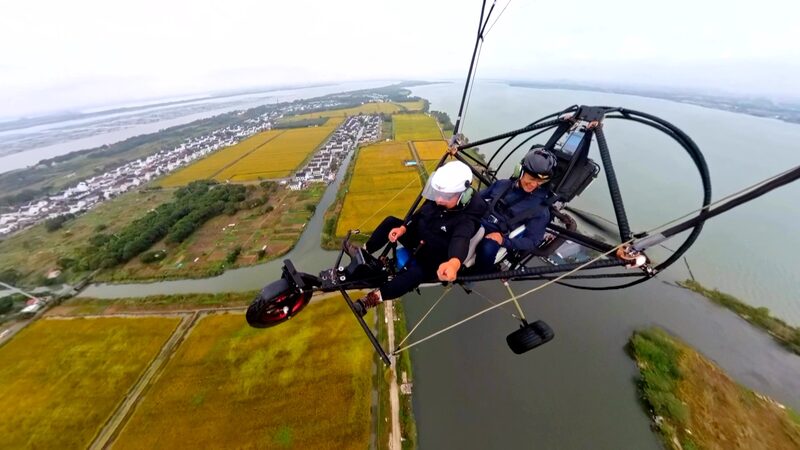 Dine on hairy crabs and soar high at Yangcheng Lake video poster
