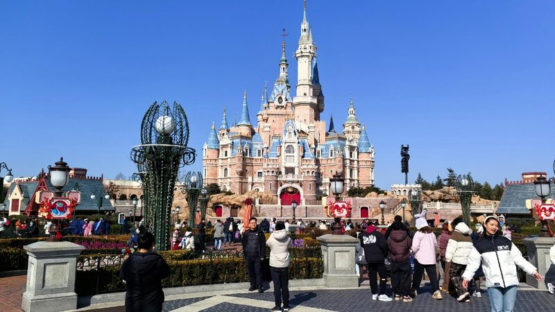 Disneyland, a hot travel destination in Shanghai