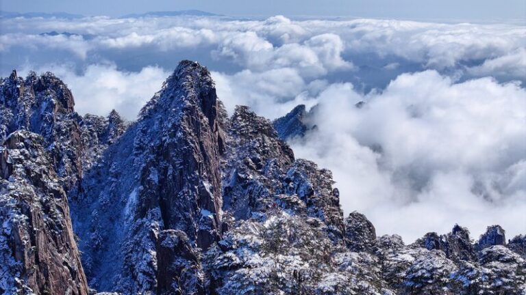 Huangshan Mountain exudes a unique charm after snowfall in Anhui