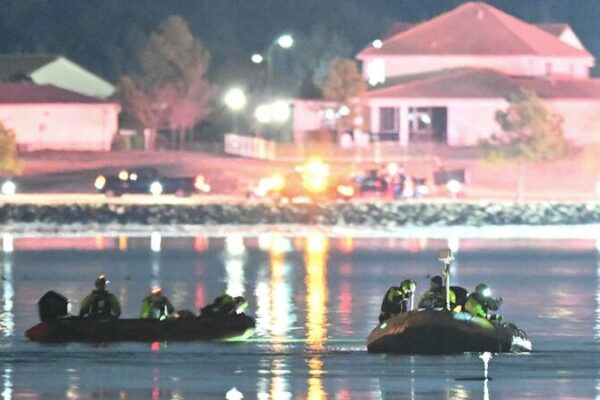 Plane and Helicopter Crash into Potomac River Near Washington D.C. Live: Updates on Washington D.C. plane crash video poster