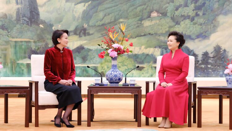Peng Liyuan chats over tea with wife of Kyrgyz president