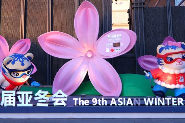 President Xi Jinping meets IOC President Bach in Harbin