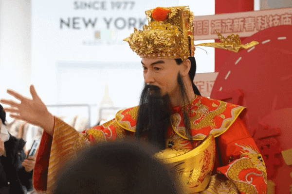 Robot Dogs and AI Bands: Tech Lights Up China’s Spring Festival! ππ€ Tech dazzles visitors at Spring Festival celebrations in China