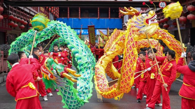 Tongren lights up the Spring Festival with folk traditions