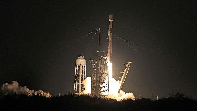 U.S. launches private lunar lander to deliver NASA science instruments
