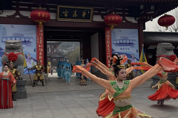 Step into the Tang Dynasty at Huaqing Palace’s Grand Welcome! A grand welcome at Huaqing Palace video poster