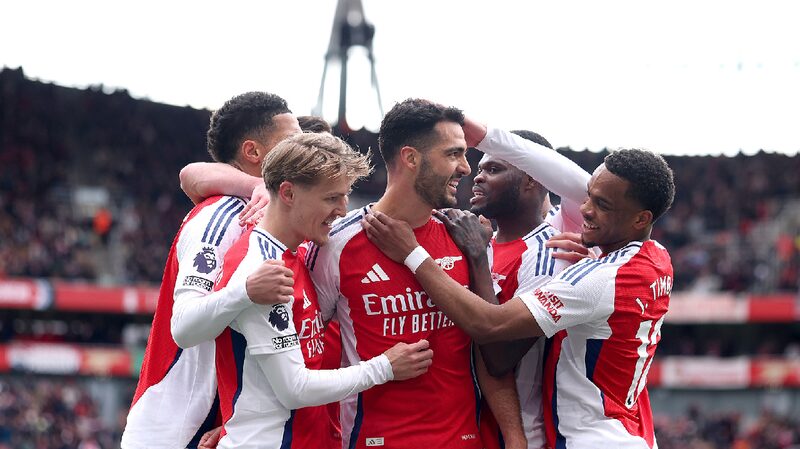 Arsenal edge out Chelsea, Man Utd beat Leicester